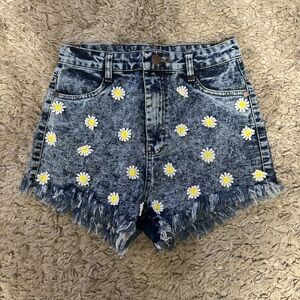 Daisy denim shorts 🌼